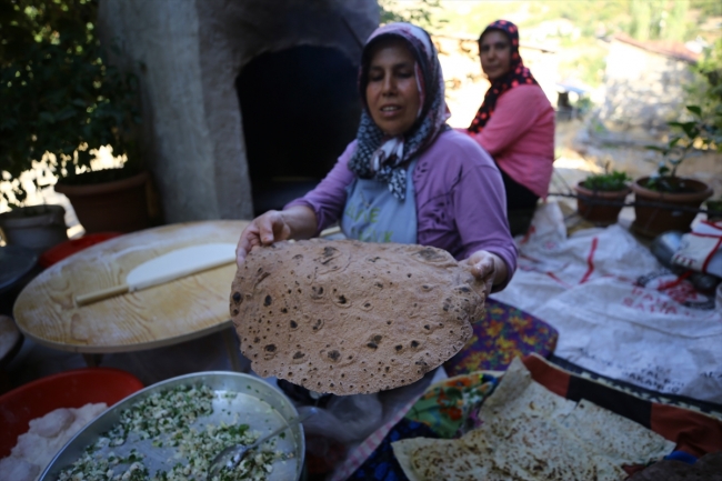 Yaban armutlarını kurutarak elde ettiği undan ekmek yapıyor